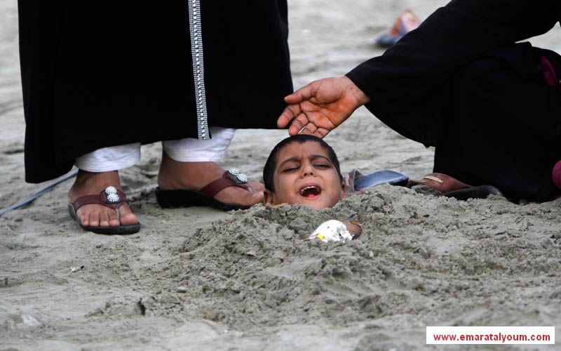 يعتقد الباكستانيون أن دفن جسم المعاقين جسديا في الرمل خلال وقت الكسوف سيشفيهم، ولذا هرع العديد من الأهالي لدفن أجساد أبنائهم باستثناء الرأس في ارمل أملا في شفائهم.