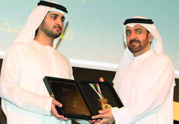 مكتوم بن محمد يسلّم الجائزة إلى عصام بن صقر القاسمي.	  تصوير: دينيس مالاري
