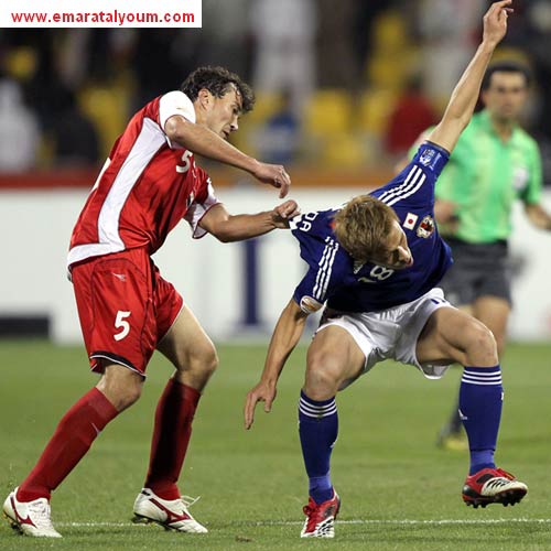 اللاعب السوري يختبر متانة القماش الياباني. أ ف ب