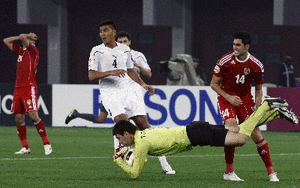 الفريق الأوزبكي حسم اللقاء في بداية الشوط الثاني. رويترز / أ ف ب