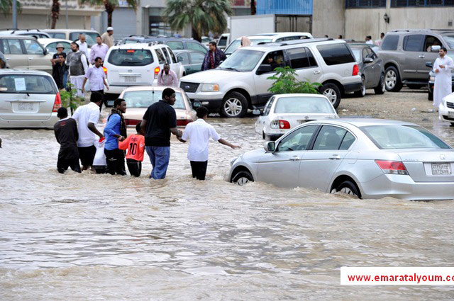 تشهد مدينة جدة هطول أمطار غزيرة،أدت إلى غرق بعض الشوارع ، وانقطاع الكهرباء في أجزاء من المدينة التي تعد ثاني أكبر المدن السعودية -رويترز