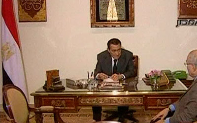 مبارك خلال اجتماعه برئيس الوزراء أحمد شفيق نهاية الشهر الماضي. رويترز