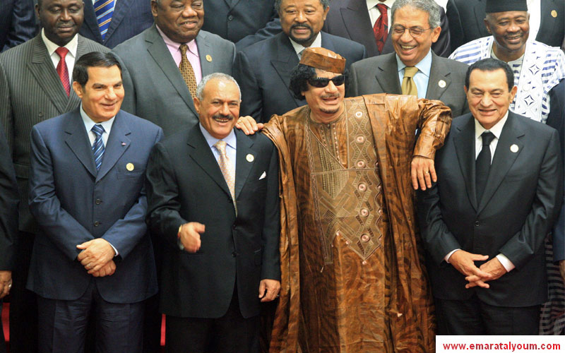 صورة أرشيفية على هامش القمة العربية الأفريقية الثانية التي عقدت في مدينة سرت الليبية في أكتوبر 2010، ويظهر فيها الزعيم الليبي معمر القذافي والرئيس اليمني علي عبدالله صالح والرئيس المصري المخلوع محمد حسني مبارك والرئيس التونسي زين العابدين بن علي الذي أطاحت به ثورة الياسمين-اي.بي.ايه