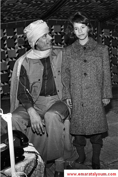 القذافي وابنته عائشة في صورة تعود للعام 1986-رويترز