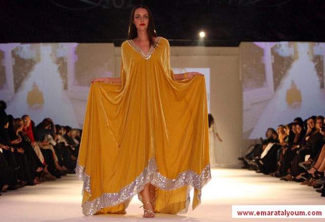 عارضات يقدمن تصاميم مختلفة، خلال أسبوع مسقط للموضة، الذي شارك فيه عدد كبير من المصممين الخليجيين والعرب-ا.ف.ب