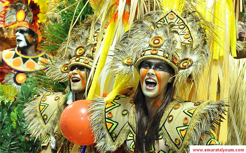 وسط ملابس رائعة وانغام صاخبة وعربات هائلة و"الباسيتا" الراقصات الجميلات..انطلقت مساء الأحد2011-3-6 العروض الضخمة في كرنفال ريو دي جانيرو بمهرجان ألعاب نارية-أ.ف.ب