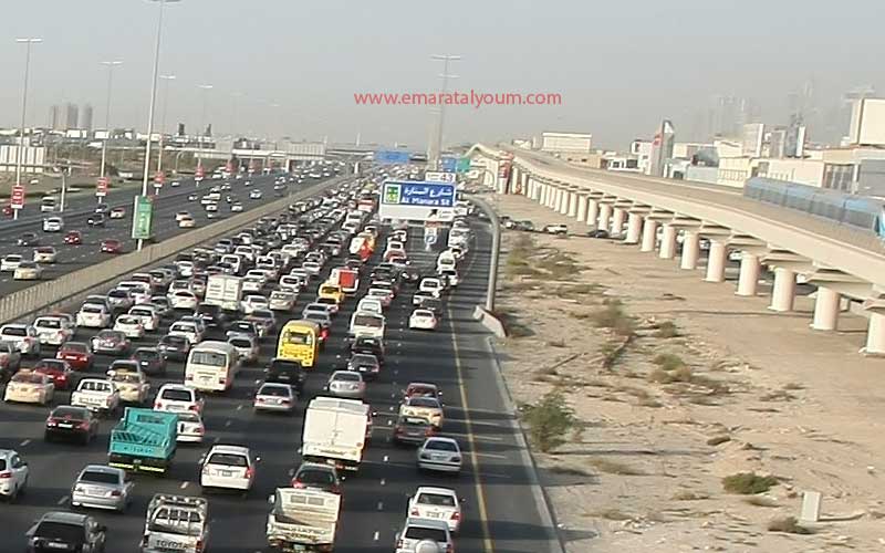الحادث تسبب بزحمة سير في الاتجاه من أبوظبي إلى دبي.