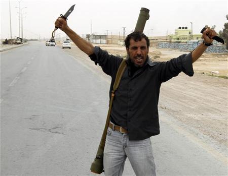 الثوار الليبيون يقاومون قوات القذافي على أكثر من محور في الوقت الذي تقصف فيه قوات تحالف خماسي قوات القذافي. رويترز