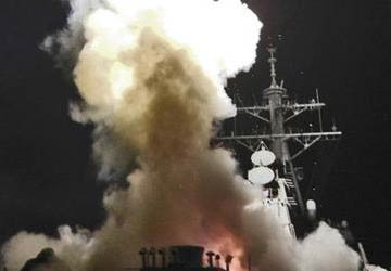 سفينة حربية تطلق صاروخا من البحر المتوسط قبالة السواحل الليبية تستهدف فيه قوات القذافي. رويترز