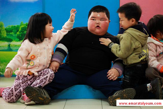 ويجد والدي الطفل صعوبة في إجبار ابنهما على اتباع نظام غذائي لتخفيض وزنه لأنهما يخافان منه -رويترز