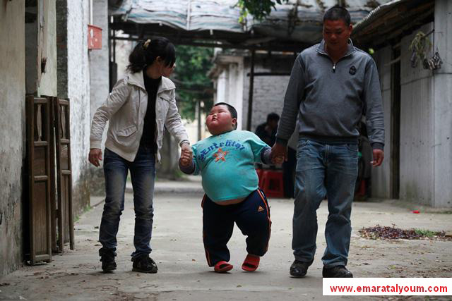 وأشارا إلى ان حجم الصبي كبير جداً ما يدفع العائلة إلى الخوف منه والتخلي عن أية محاولة لمنعه من التهام صحون كبيرة من الأرز واللحم.-رويترز