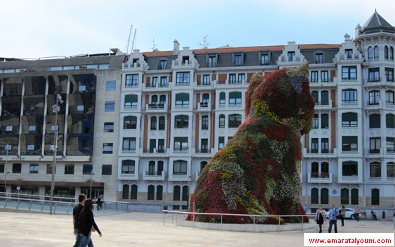 تمثال الكلب المكون من باقة من الورود.