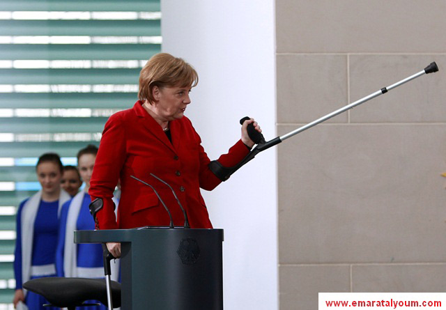 خضعت المستشارة الألمانية أنجيلا ميركل، لجراحة في الركبة بسبب إصابتها بقطع في القرص المفصلي للركبة، وتستخدم المستشارة عكازًا أثناء السير، لكن الإصابة والجراحة لم تؤثرا على جدول أعمالها- رويترز