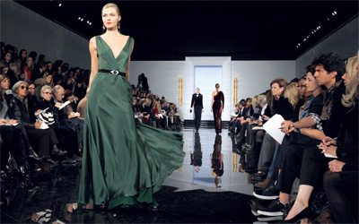 المجموعة تضمنت تصاميم لفساتين وسراويل وسترات وقمصان.  	وكالات