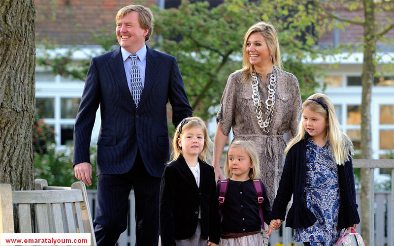 العائلة الملكية الهولندية، متمثلة بولي العهد، الأمير ويليام الكسندر وزوجته الأميرة ماكسيما وابنتيها أليكسا وأميليا، اتجهت إلى مدرسة بلوم كامبس في منطقة فاسينار لتشجيع الأميرة  الصغيرة أريان. أ.ب