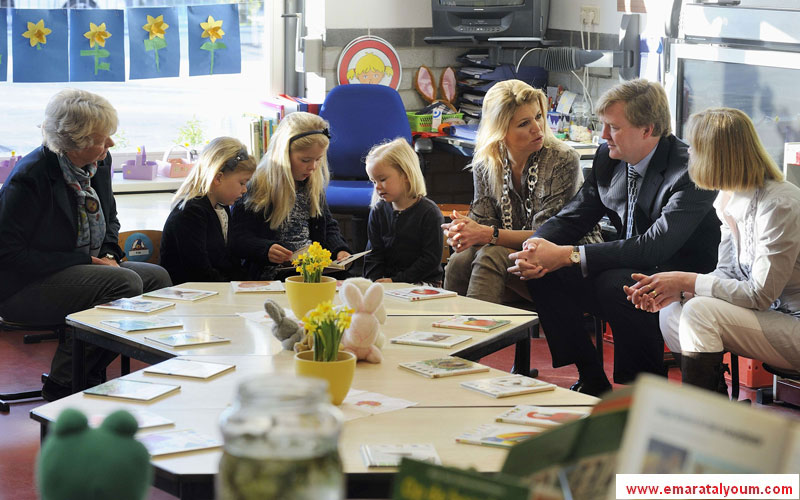 الأبوان الملكيان وابنتيهما حضروا إلى الصف بصحبة أريان. أ.ب