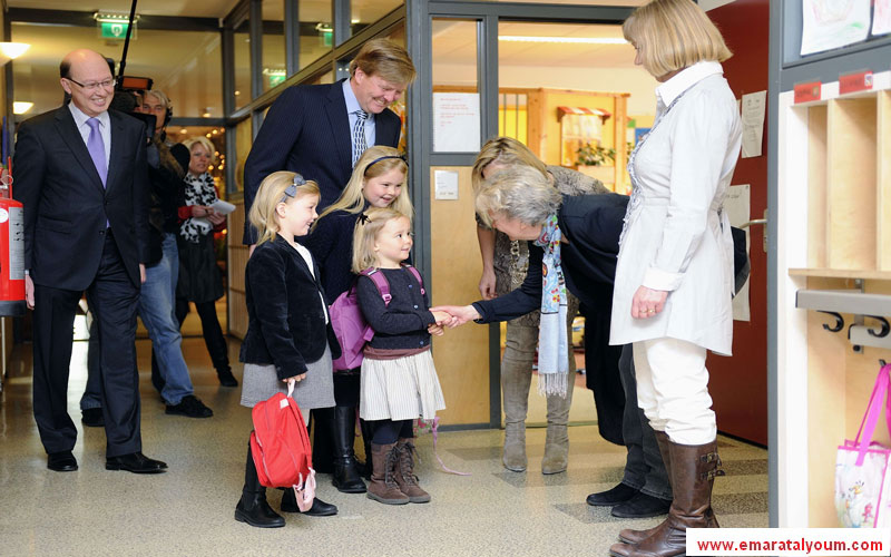 استقبال حافل في المدرسة للشقراء الصغيرة في يومها الأول. أ.ف.ب