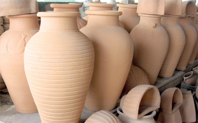 صناعة الفخار من أقدم الصناعات التقليدية في الإمارات. 	 وام