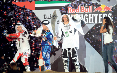 الأبطال على منصة التتويج من اليمين آدمز وتوريس وفيلا. 	تصوير: باتريك كاستيلو