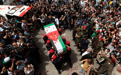 مئات الفلسطينيين ومتضامنين أجانب شاركوا في الجنازة-رويترز