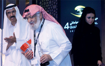 المخضرم محمد المنيع ..انحناءة تقدير للمواهب الخـــــــليجية الشابة ترافقه تحية مستحقة من الأديب محمد المر. 	تصوير: دينيس مالاري