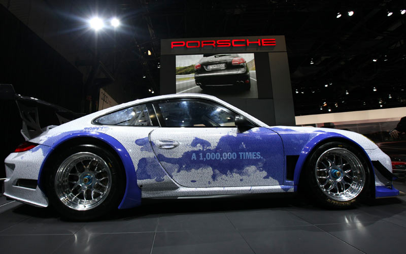 وشهد زوار معرض نيويورك العالمي للسيارات سيارة "فيس بوك" وعليها أسماء جميع محبي سيارات الشركة الشهيرة. أ ف ب