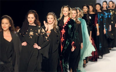مصممات الأزياء الإماراتيات يثبتـن حضورهن الخاص والمميز على منصات العروض المحلية والعالمية .	تصوير: دينيس مالاري
