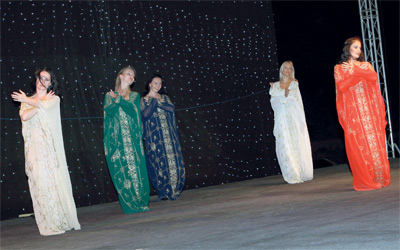 ثقافات متعددة في المهرجان.   من المصدر