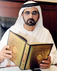محمد بن راشد يقرأ آيات من القرآن خلال زيارته دائرة الشؤون الإسلامية.    وام