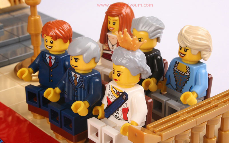 محبو الليغو بنوا على مدى 8 أسابيع مشاهد لكنيسة ويست منستر حيث سيجري الزفاف، وكذلك  لنحو 400 شخصية، بينها العرسان والملكة الأم والأقارب والمدعويين بنحو 180 ألف قطعة من مكعبات الليغو. أ ف ب / ليغو