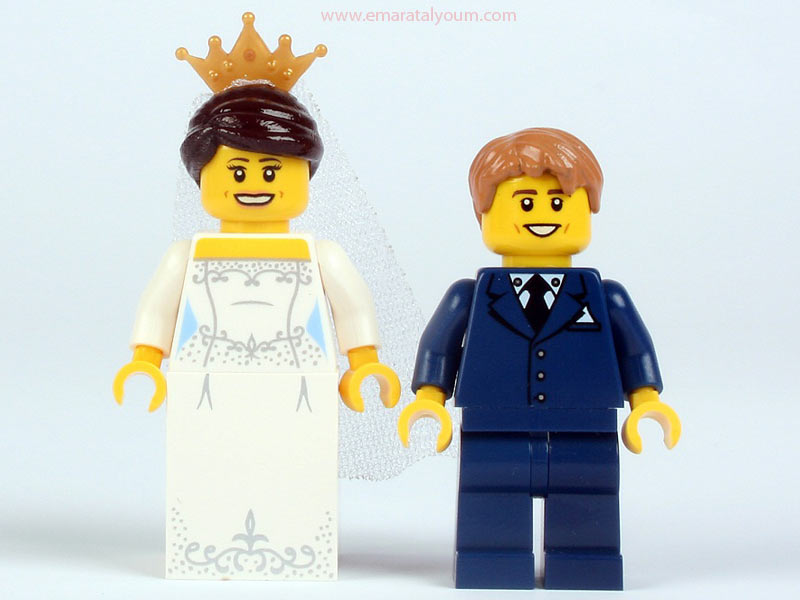 العروسان الملكيان ولكن بقطع الليغو. أ ف ب / ليغو