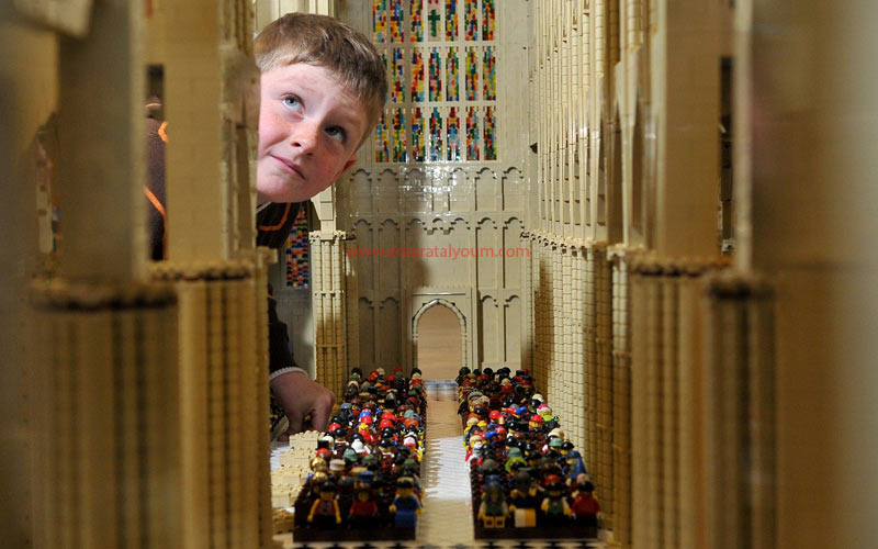 طفل يشاهد حفل قطع الليغو. أ ف ب / ليغو