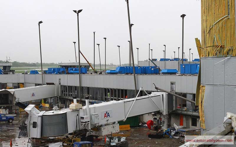 مطار سانت لويس الدولي في ولاية ميسوري تعرض لأضرار كبيرة جراء الإعصار.