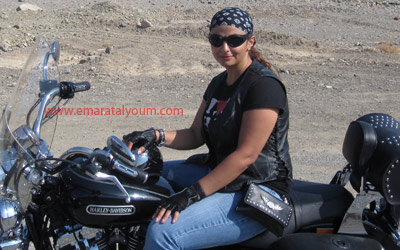 ياسمين فوق دراجتها  فى احدى رحلاتها الى العاصمة العمانية مسقط.