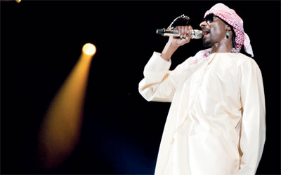 النجم الأمريكي غنى بالكندورة التي قدمها له مصمم سعودي شهير.    من المصدر