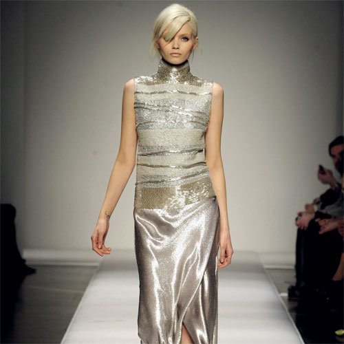 الالتماعة الفضية ميزت معظم تصاميم مجموعة «فيري» الجديدة. أ.ف.ب - إي.بي.إيه