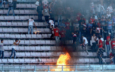 النيران تشتعل في مدرجات استاد رادس.   أ.ف.ب