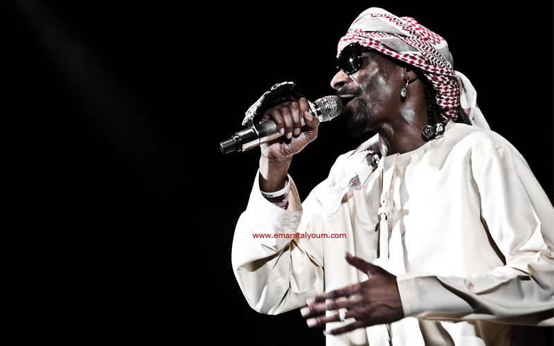 ارتدى نجم الراب الأميركي سنوب دوغ "الكندورة" خلال تقديمه مجموعة الأغاني الأولى في الحفل الذي شهدته ساحة ياس على جزيرة ياس في أبوظبي-من المصدر