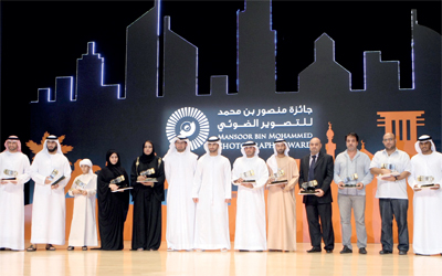 منصور بن محمد مع الفائزين في المسابقة وعدد من المكرمين.	 تصوير: أسامة أبوغانم