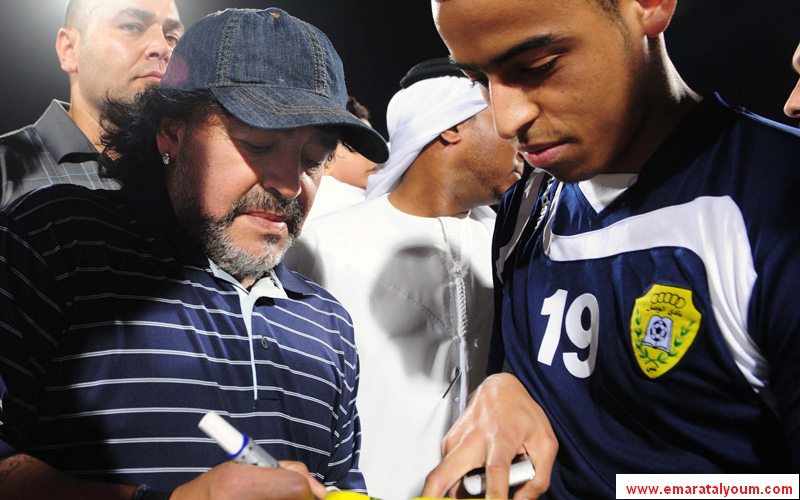 وتهافتوا للحصول على توقيعه-أ.ف.ب