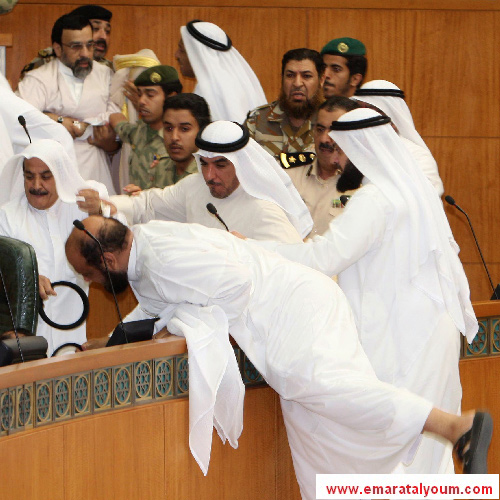 للمرة الأولى في الكويت، تبادل نواب في البرلمان اللكمات والضرب بواسطة العقال خلال جلسة خصصت لمناقشة قضية المعتقلين في غوانتانامو-أ.ف.ب