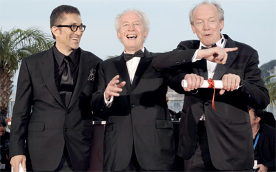 البلجيكيان جان بيير ولوك داردين (يمين) والخرج التركي نوري بلجي جيلان و «الجائزة الكبرى».     أي .بي . إيه