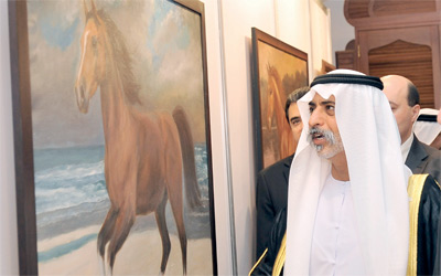 نهيان بن مبارك خلال افتتاح المعرض. 	من المصدر