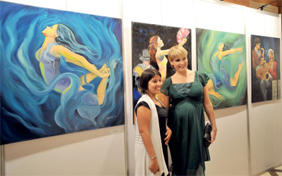 لوحات ساندرا طنب تعبر عن نبض الشباب.   من المصدر