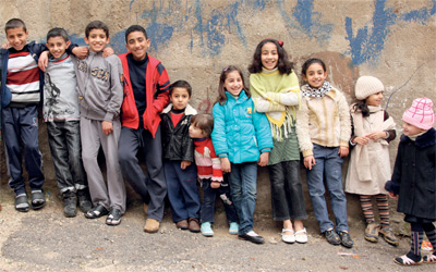 المشروع  يقوم بتدريب الأطفال الذين يعيشون في المناطق الخطرة على التصوير وتوثيق الهموم التي يعيشونها.	من المصدر