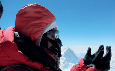 الهوبي تصلي شكرا لله فوق قمة إيفرست.   من المصدر