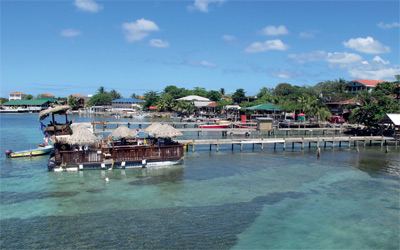 معظم المباني في جزيرة رواتان مشيدة بالأخشاب  . د.ب.أ