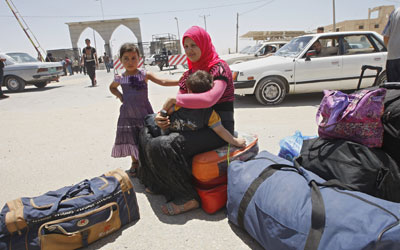 عائلة تنتظر خلف بوابة المعبر بعد إغلاقها بشكل مفاجئ - أ.ف.ب