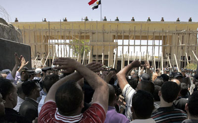 جموع محتجة على إغلاق المعبر والأمن المصري يتسوّر البوابة - أي بي أيه