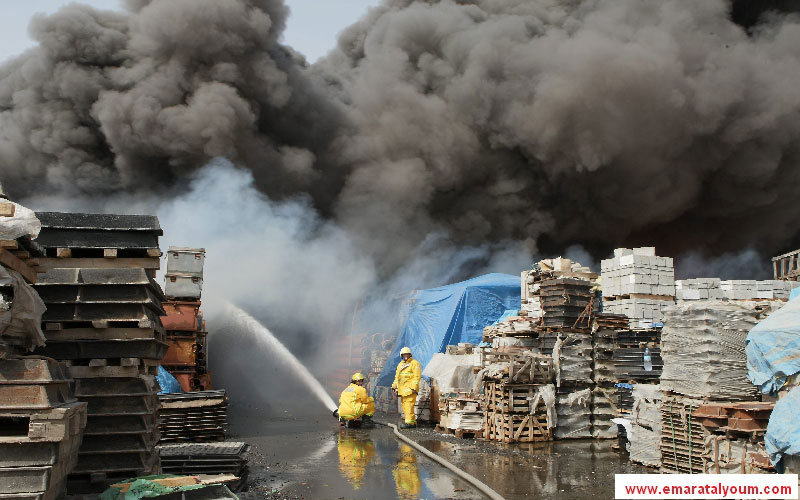 وقال مدير عام إدارة الدفاع المدني بالشارقة بالإنابة إن الحريق من أكبر الحرائق التي شهدتها الإمارة